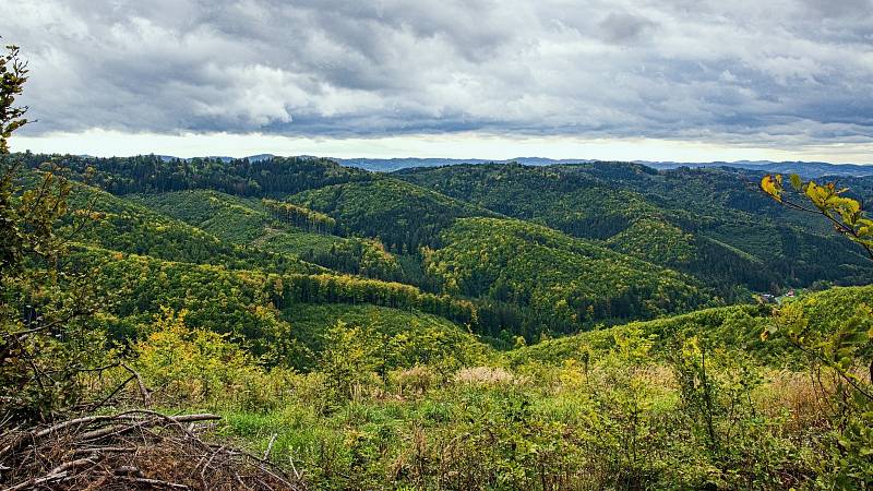 Přes Vsetínské vrchy vede Baťova naučná stezka, která obsahuje celkem 15 zastavení a krásné výhledy do kopců.