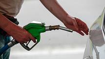 Posledním dnem v září, pokud vláda nerozhodne jinak, skončí nařízení o snížené spotřební dani o jeden a půl koruny za litr benzinu a nafty, nicméně monitoring marží by mohl pokračovat i nadále