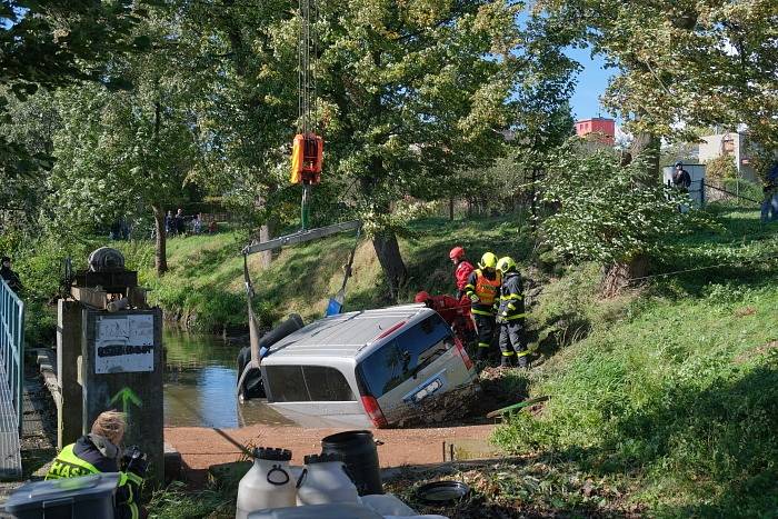 Nehoda, dodávka, Dolní Benešov, 4. října 2020.