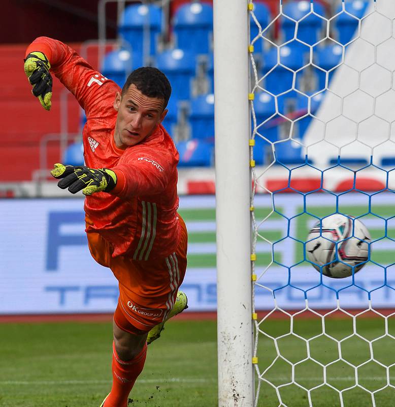 Fotbalisté Baníku Ostrava bojovali 15. května 2021 v utkání 32. ligového kola se Zlínem. Brankář hostí Matěj Rakovan.