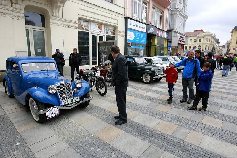 Sraz veteránů na Masarykově náměstí v centru Ostravy.