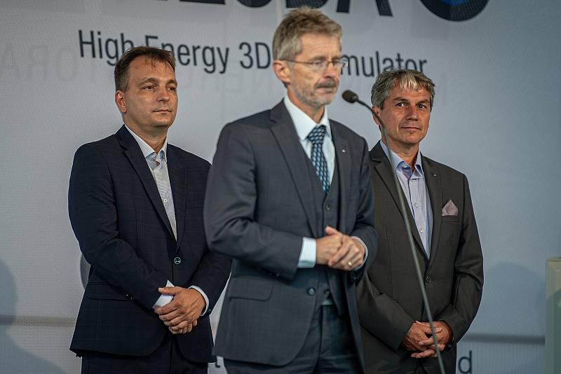 Společnost Magna Energy Storage (MES) otevřela v průmyslové zóně po bývalém černouhelném Dole František továrnu na výrobu vysokoenergetických akumulátorů HE3DA, 17. září 2020 v Horní Suché. (pozadí) Spolumajitel HE3DA a autor projektu Magna Energy Storage