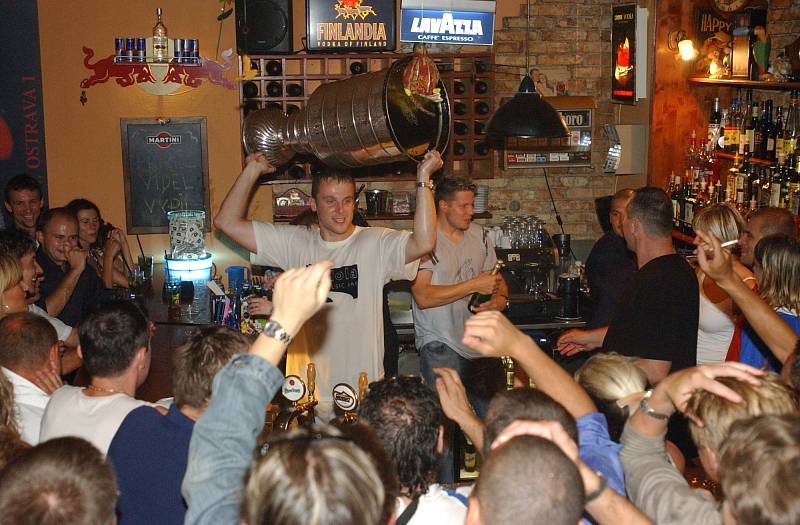 OSLAVA ZISKU STANLEY CUPU se nesla v šampusovém duchu. Po akci Pavla Kubiny museli majitelé nechat bar vymalovat.