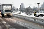 Záběry ze zásahu hasičů po nehodě tří automobilů mezi Starou Vsí nad Ondřejnicí a Krmelínem