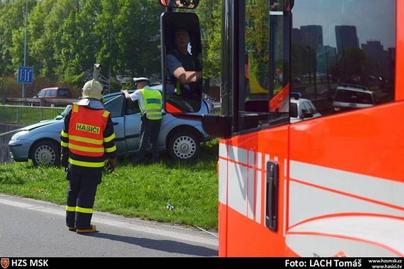 V neděli 5. května kolem 14 hodiny havarovalo osobní auto poblíž tunelu určeného pro provoz tramvají, auto skončilo napíchlé v zábradlí.