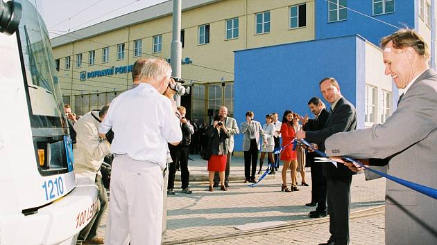 Primátor města Ostravy Čestmír Vlček a ředitel DP Ostrava, a. s., František Vaštík (zcela vpravo) slavnostně otvírají rekonstruovanou tramvajovou vozovnu.