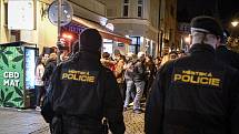 Stodolní ulice 4. prosince 2020 v Ostravě. Policie kontroluje uzavření vnitřních prostor po 22:00 hodině, díky vládním opatřením k zamezení šíření koronavirového onemocnění COVID-19.