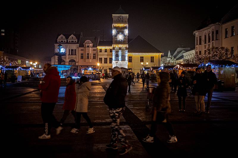 Vánoční strom v Karviné na Masarykově náměstí.