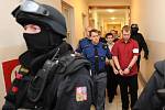 Vězeňská služba přivádí ke Krajskému soudu v Ostravě radikály obžalované ze žhářského útoku vůči romské rodině z Vítkova.