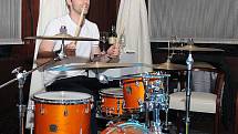 Petr Čech si zahrál i na bicí.   