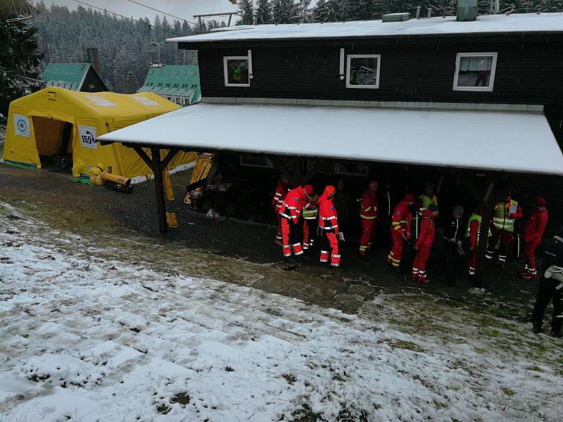 Cvičení leteckých záchranářů v Beskydech. 