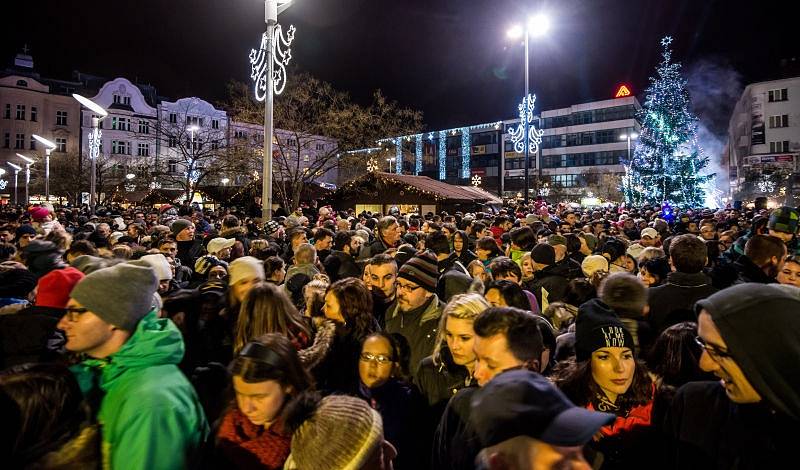 Symbol blížících se Vánoc – ozdobený jehličnatý strom, se o uplynulém víkendu rozzářil na nejednom náměstí. Výjimkou není ani to ostravské – Masarykovovo.