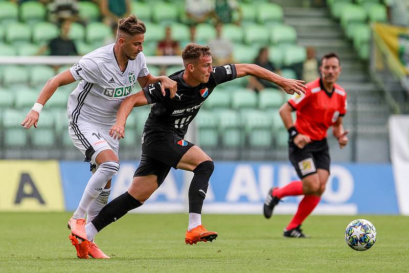 Utkání 1. kola fotbalové Fortuna ligy: MFK Karviná - FC Baník Ostrava, 23. srpna 2020 v Karviné. Filip Twardzik z Karviné a Ondřej Šašinka z Ostravy.