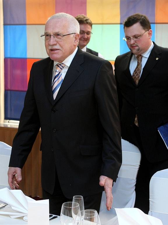 Prezident České republiky Václav Klaus usedá ke slavnostní tabuli.