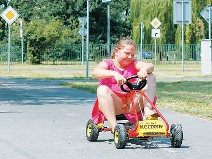 Školní hřiště u Základní školy Alberta Kučery v Ostravě-Hrabůvce slouží dětem i o prázdninách. Jihoostravská radnice chce, aby se mládež zapojila do sportování. Slibuje si od toho snížení dětské kriminality.