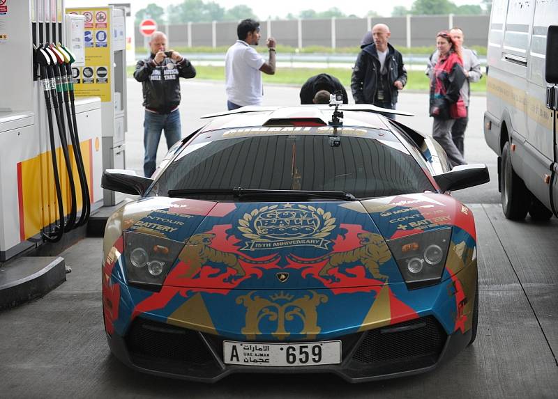 Zhruba stovka sportovních automobilů projela v rámci mezinárodního závodu Gumball 3000 i ostravským úsekem dálnice.