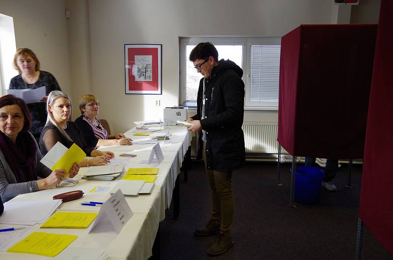Ve volební místnosti v klubovně školní tělocvičny ve Městě Albrechticích to zatím vypadá, že přijde více voličů než v prvním kole. Foto: Petra Hanusová