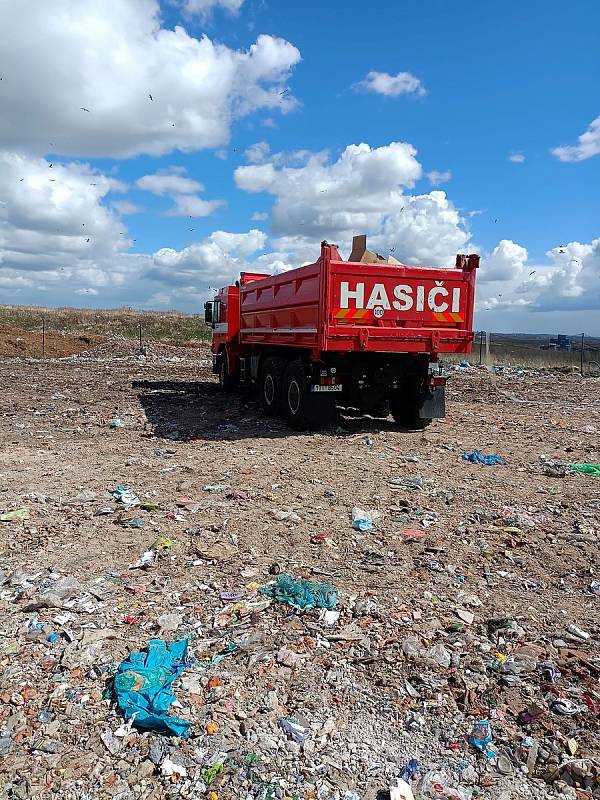 Zajištěných věcí bylo tolik, že celníci při jejich převozu museli spolupracovat s hasiči.