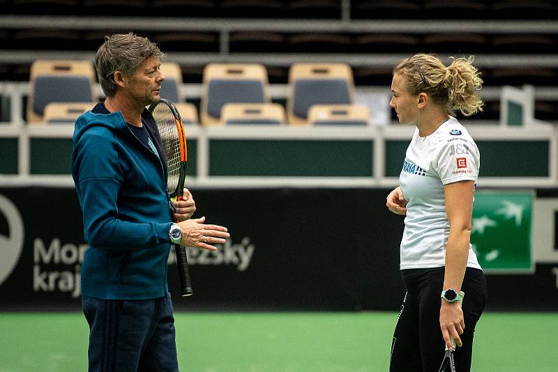 Kateřina Siniaková na tréninku českých tenistek před utkáním 1. kola Světové skupiny Fed Cupu proti Rumunsku, 6. února 2019 v Ostravě.