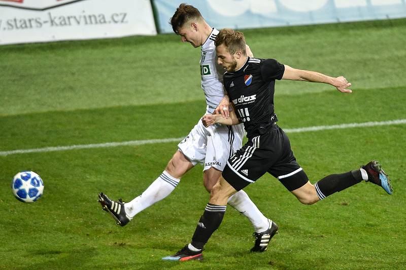 Utkání 26. kola první fotbalové ligy: MFK Karviná - Baník Ostrava, 29. března 2019 v Karviné. Na snímku (zleva) Pavel Dreksa a Kuzmanovič Nemanja.