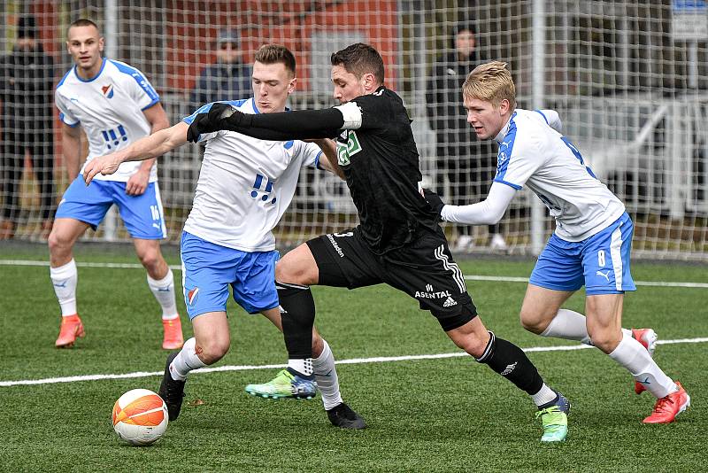 Zimní utkání Tipsport ligy, FC Baník Ostrava - MFK Karviná, 6. ledna 2022 v Ostravě. Adam Jánoš z Karviné v sevření ostravského dua Jiří Boula a Matěj Šín. 