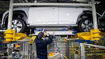 Automobilka Hyundai zahájila v Nošovicích sériovou výrobu elektromobilu Kona Electric, 12. března 2020. Montáž baterie.
