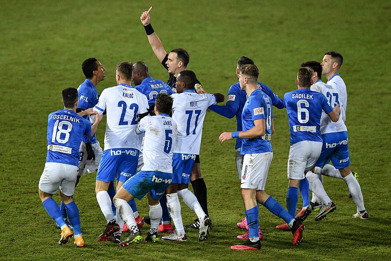 Utkání 9. kola první fotbalové ligy: Baník Ostrava - Slovan Liberec, 27. ledna 2021 v Ostravě. (zleva) hráč Jhon Edison Mosquera Rebolledo z Liberce dostává červenou kartu od rozhodčího Pavela Julíneka.