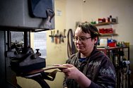 Pavlína Pisingerová se vyučila v oboru technologie výroby a opravy obuvi. Od roku 1996 pak opravuje obuv v centru Ostravy.