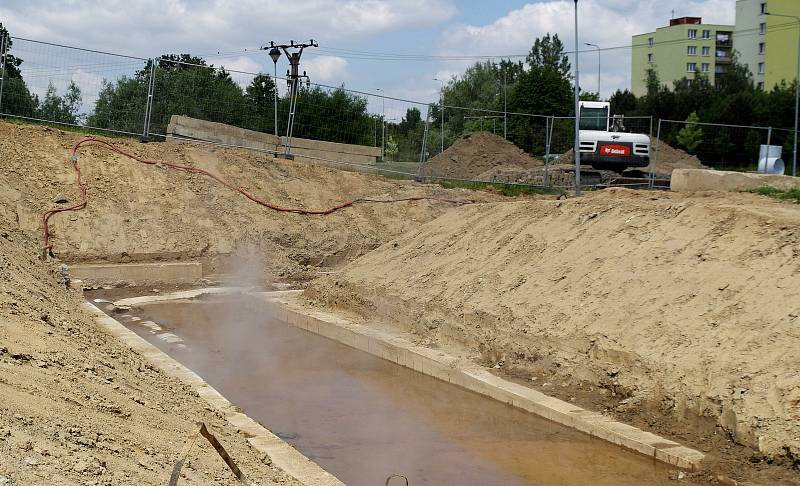 Na oblaka páry vycházející ze země v Nákupní ulici upozorňuje veřejnost snad od počátku tohoto roku.