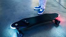 Unikátní skateboard s umělou inteligencí, která vyhledává ideální trasu.