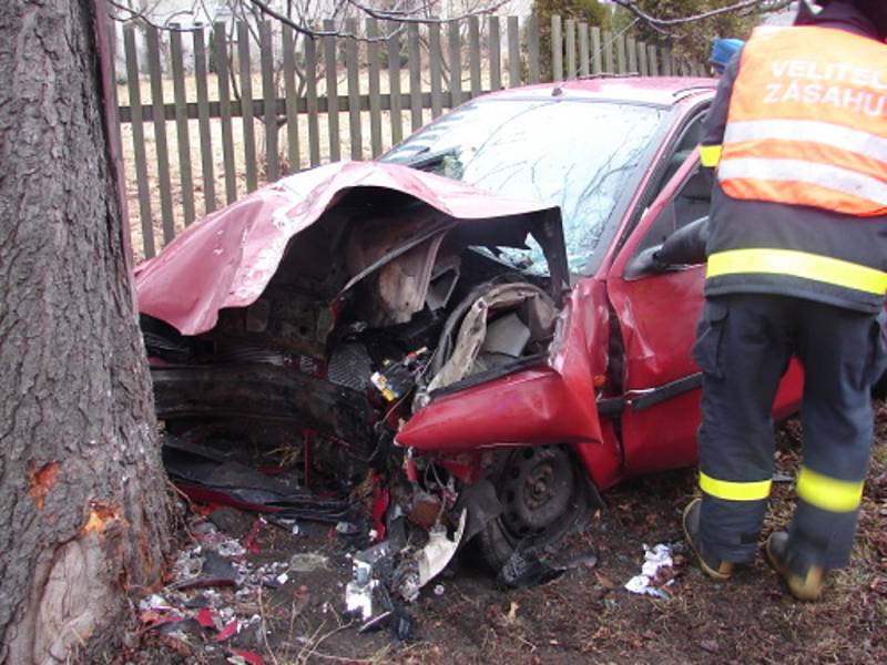 Zásah hasičů u nehody automobilu do stromu