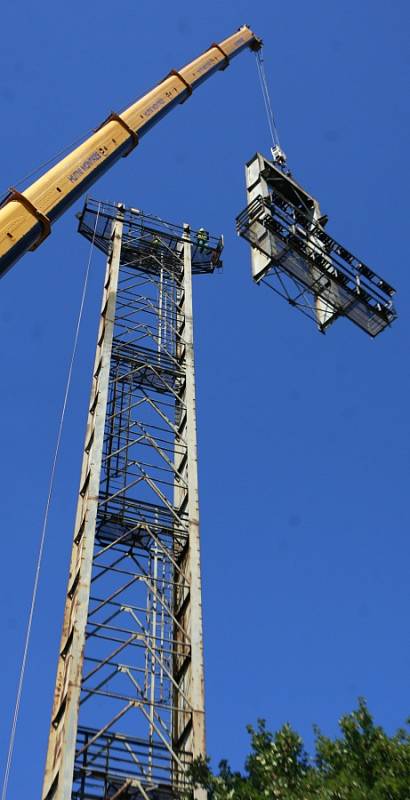  Ostravská demoliční a stavební firma DAV se ve středu pustila do strhávání čtyř stožárů na stadionu Bazaly.