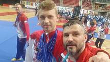 Gym Fighting Arena Ostrava-Poruba (ME v taekwondu ITF v chorvatské Poreči, 26. 3. až 2. 4. 2022). Zprava trenér Kamil Šamal a Tomáš Gola.