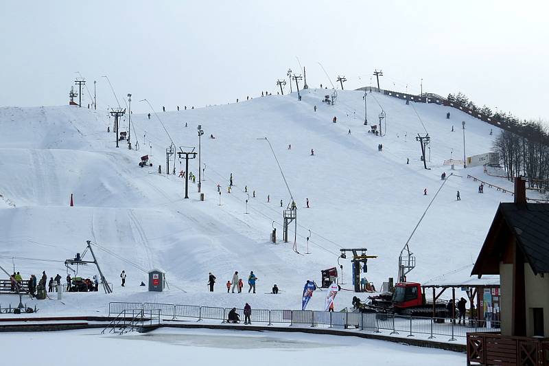 Tošovický areál zaplnili o víkendu lyžaři, snowboardisté i bobisté.