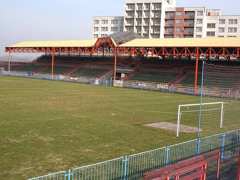 Ostrava bez Baníku. Zní to divně, ale i taková možnost existuje, že by se v Ostravě nehrál žádný fotbal. Vedení ostravského Baníku v minulých dnech dokonce už prověřovalo možnosti, zda by se mohla liga hrát právě ve dvacet kilometrů vzdáleném Havířově.