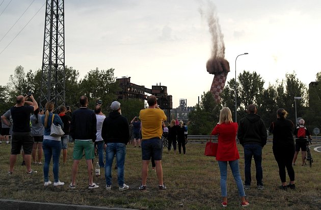 Na odstřel vítkovického komínu Strakáč, 3. srpna 2019 v Ostravě se přišly podívat i celé rodiny.