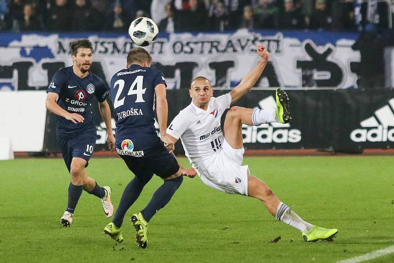 Utkání 16. kola první fotbalové ligy: FC Baník Ostrava - FC Slovácko, 24. listopadu 2018 v Ostravě. Zleva Jan Navrátil, Jan Juroška, Denis Granečný.