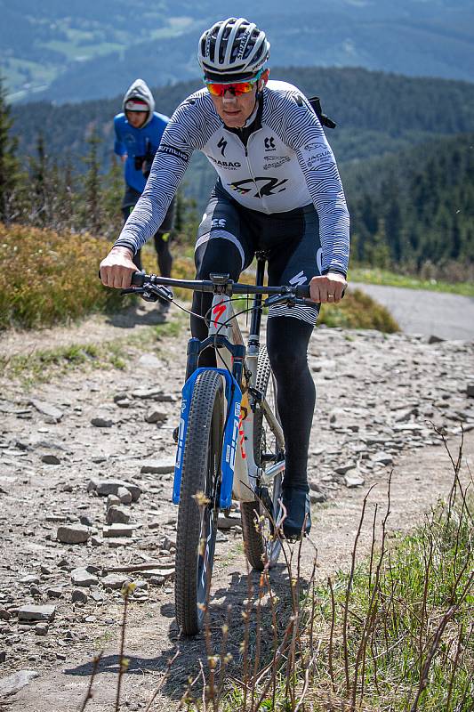 Cyklista Jaroslav Kulhavý vyjíždí na Lysou horu, 22. května 2020. Vystoupat na Lysou horu chce třináctkrát za sebou, aby na kole zdolal nadmořskou výšku 8848m (výška nejvyšší hory světa Mount Everest).