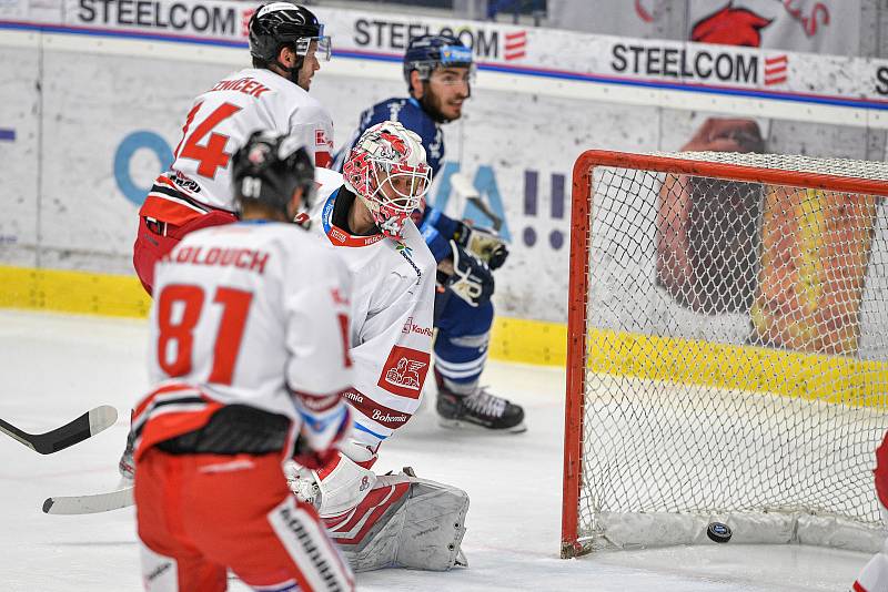 Utkání předkola play off hokejové extraligy - 5. zápas: HC Vítkovice Ridera - HC Olomouc, 17. března 2022 v Ostravě. (střed) Brankář Olomouce Branislav Konrád a Domonik Lakatoš z Vítkovic.