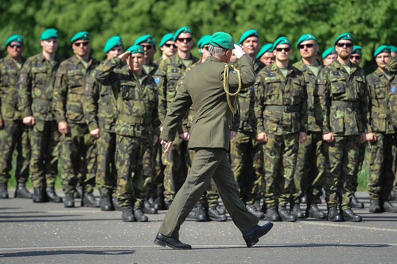 Slavnostní nástup vojáků Krajského vojenského velitelství Ostrava u pomníku Rudé armády 30. dubna 2018 v ostravských Komenského sadech připomněl 73. výročí osvobození Ostravy.