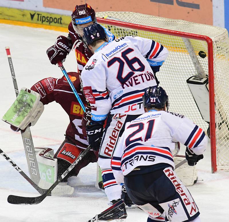 Utkání předkola play off hokejové extraligy - 3. zápas: HC Sparta Praha - HC Vítkovice Ridera, 14. března 2019 v Praze. Na snímku (zleva) David Květoň, Radoslav Tybor