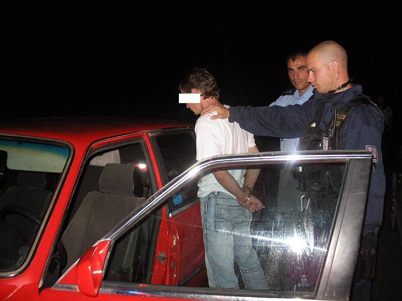 Policisté muže v červeném BMW dostihli a zajistili