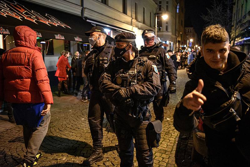 Stodolní ulice 4. prosince 2020 v Ostravě. Policie kontroluje uzavření vnitřních prostor po 22:00 hodině, díky vládním opatřením k zamezení šíření koronavirového onemocnění COVID-19.