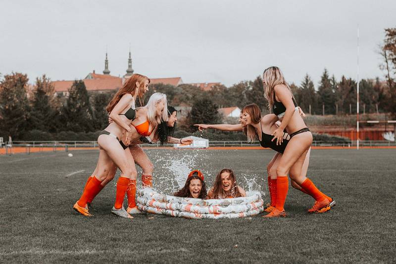 Tvrdý sport a krásné ženy, které ho hrají. Kalendáře s ženským týmem Rugby Severní Morava mají již svou tradici. Toto jsou snímky z kalendáře pro rok 2021.