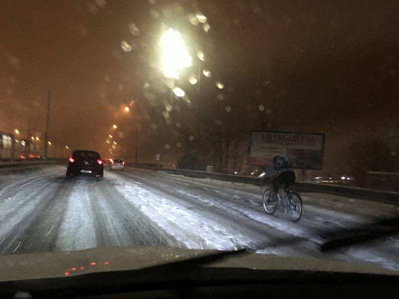 I ve sněhové kalamitě jezdí po ostravských cestách lide na kolech. Cyklista na svinovských mostech jel i do kopce směrem na Porubu rychleji než auta...