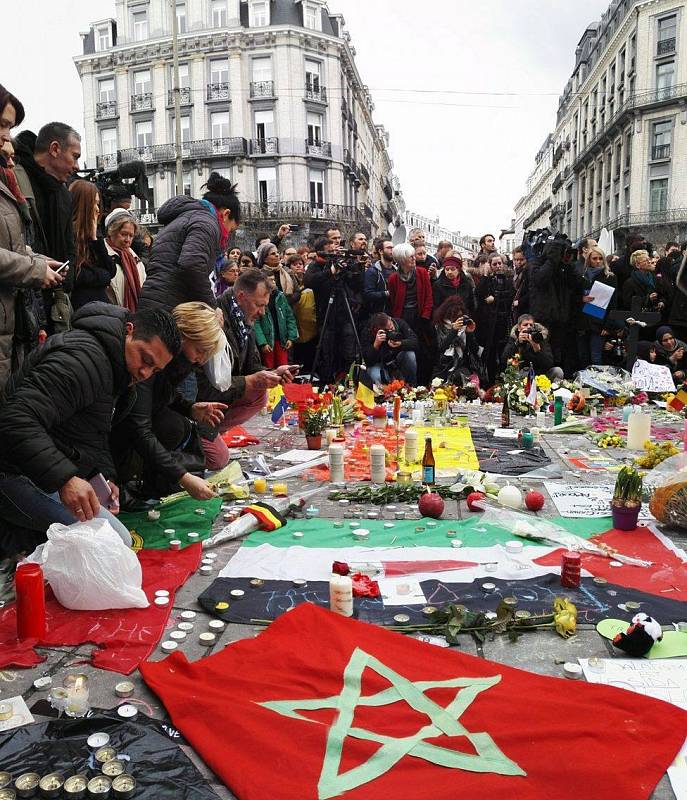 Den po tragické události lidé uctili minutou ticha památku obětí úterních událostí na náměstí Place de la Bourse. Mezi přítomnými byli i muslimové.