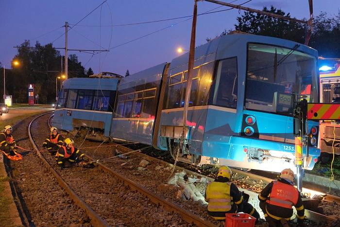 Vyprošťování vozidla z kolejiště po střetu s tramvají v Ostravě.