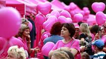 Desítky žen se v sobotu vydaly na pochod proti rakovině prsu. Růžová trička zaplavila Hlavní třídu v Ostravě-Porubě.