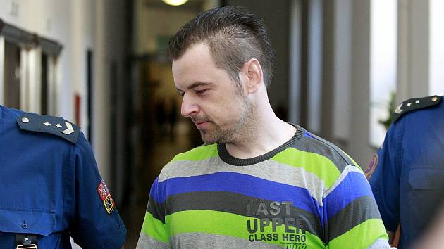 Petr Kramný na chodbě ostravského soudu v červnu 2015