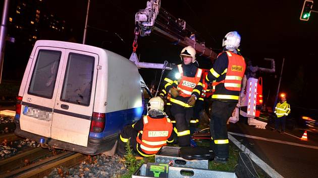 Zásah hasičů u nehody pick-upu v Ostravě v Horní ulici nedaleko křižovatky s Plzeňskou ulicí.